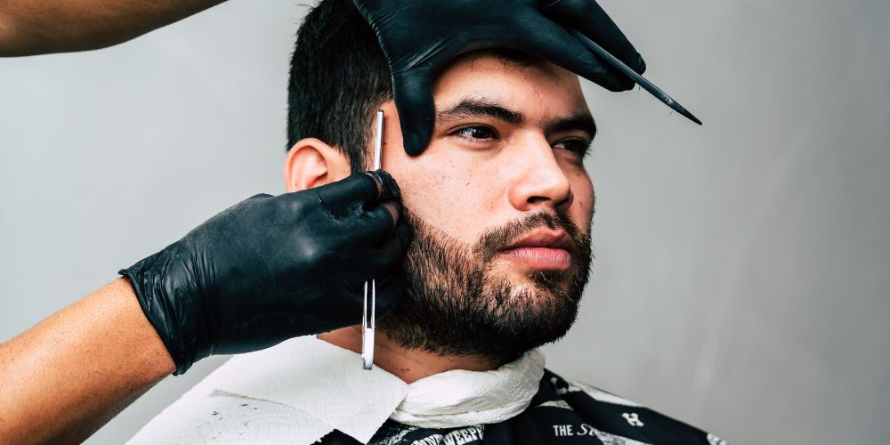 Barbu qui se coiffe